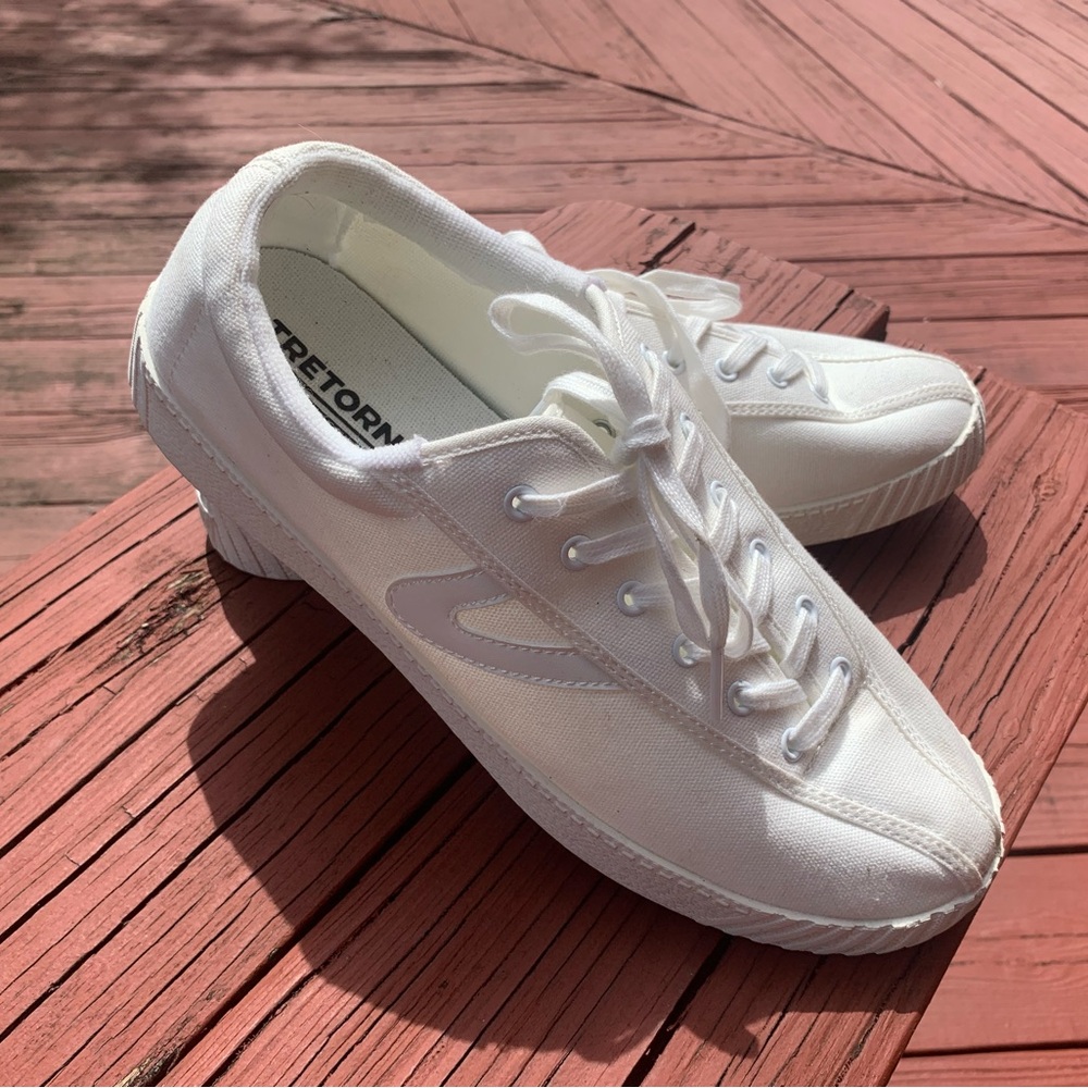 Barely used Women’s 9.5 Tretorn Nylite canvas sneakers. Excellent condition